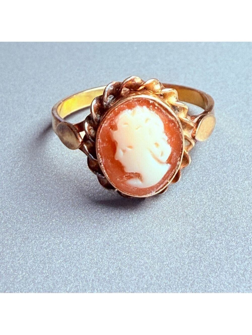 18K Yellow Gold Antique Shell Cameo Muse Ring Victorian Era Italy